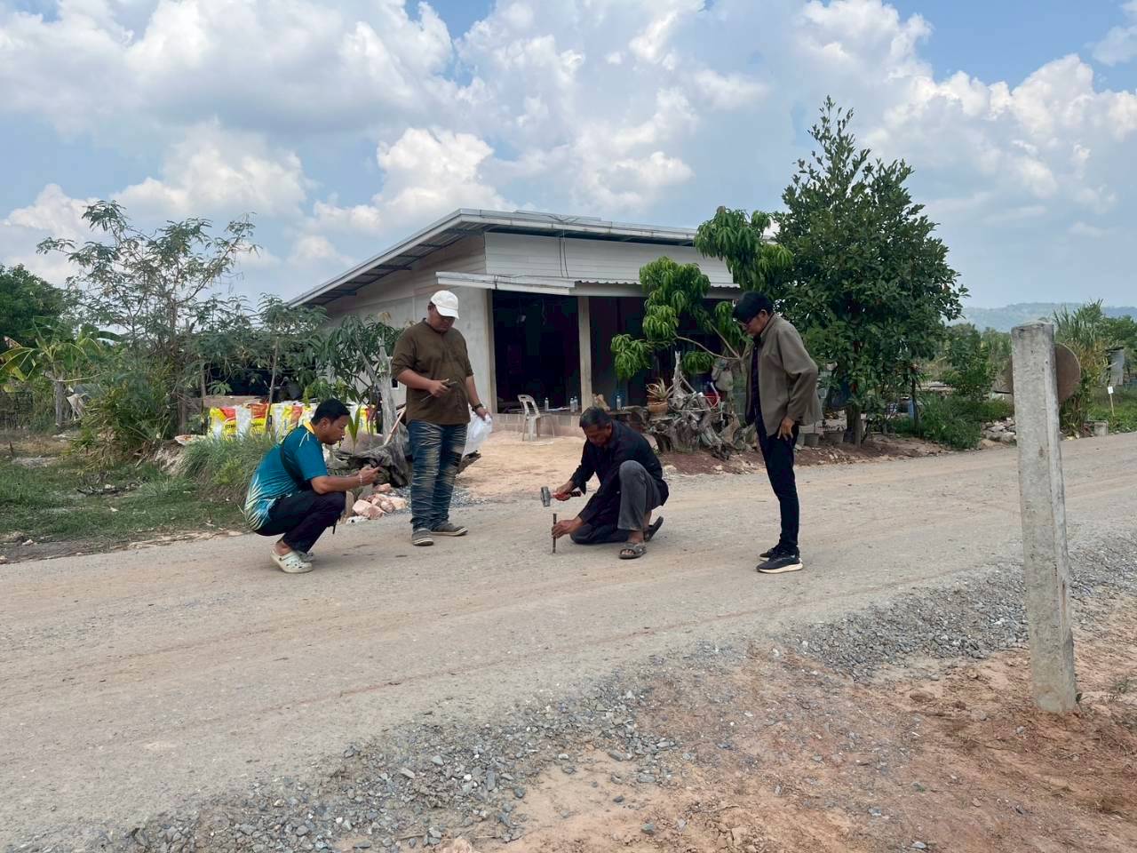 title - วันที่ 17 มีนาคม 2569 นายวิทูล ประดิษฐบุญ ปฏิรูปที่ดินจังหวัดปราจีนบุรี  มอบหมายให้ นายเชวงศักดิ์ อะปะมาตร ผู้อำนวยการกลุ่มงานช่างและแผนที่  นางรักษ์หทัยรัตน์ เมทนีกรชัย หัวหน้าฝ่ายบริหาร และเจ้าหน้าที่ ส.ป.ก.ปราจีนบุรี ลงพื้นที่ตรวจรับงานก่อสร้างถนนสายซอยในแปลงเกษตรกรรม ในเขตปฏิรูปที่ดิน ให้แก่เกษตรกรผู้ไร้ที่ดินทำกิน